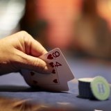 Des joueurs de poker ont été surpris lors d'une perquisition ce weekend dans un local de jeu illégal à Ebikon (LU) (image symbolique). KEYSTONE/GAETAN BALLY